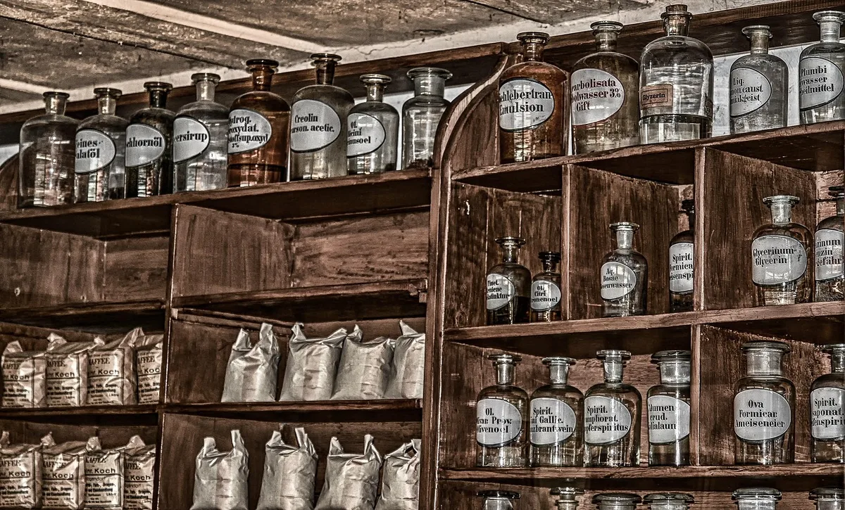 Botica de frascos de vidrio etiquetados, la estética de laboratorio de Le Labo