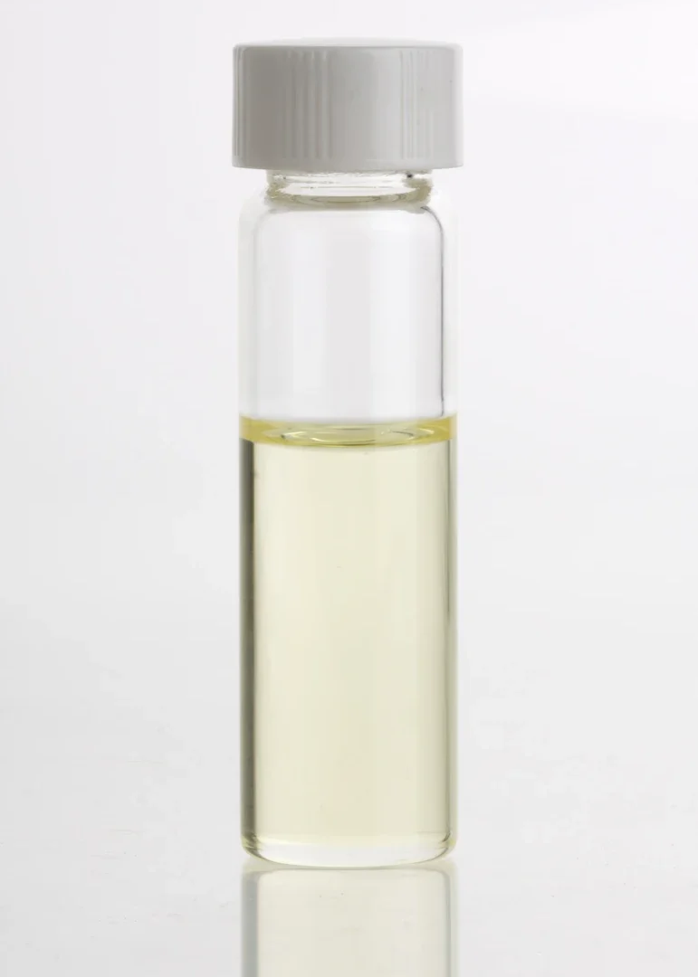 Aceite esencial de sándalo en vial de vidrio - ingrediente principal del perfume Santal 33