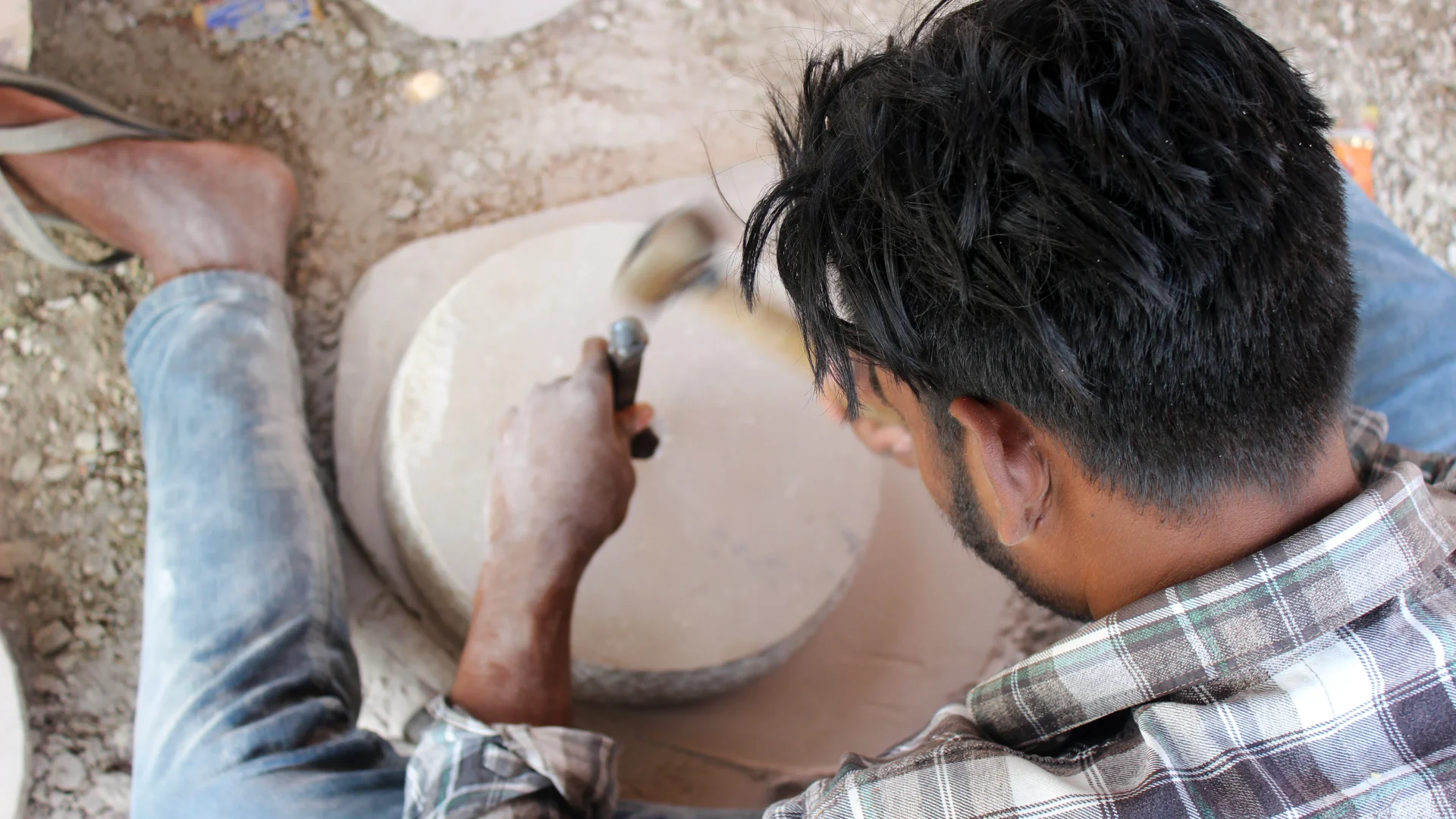 Manos de artesano tallando a mano - proceso artesanal de elaboración de Le Labo Santal 33