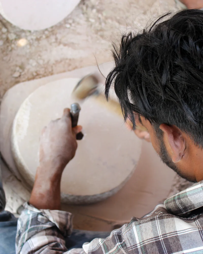 Manos de artesano tallando a mano - proceso artesanal de elaboración de Le Labo Santal 33