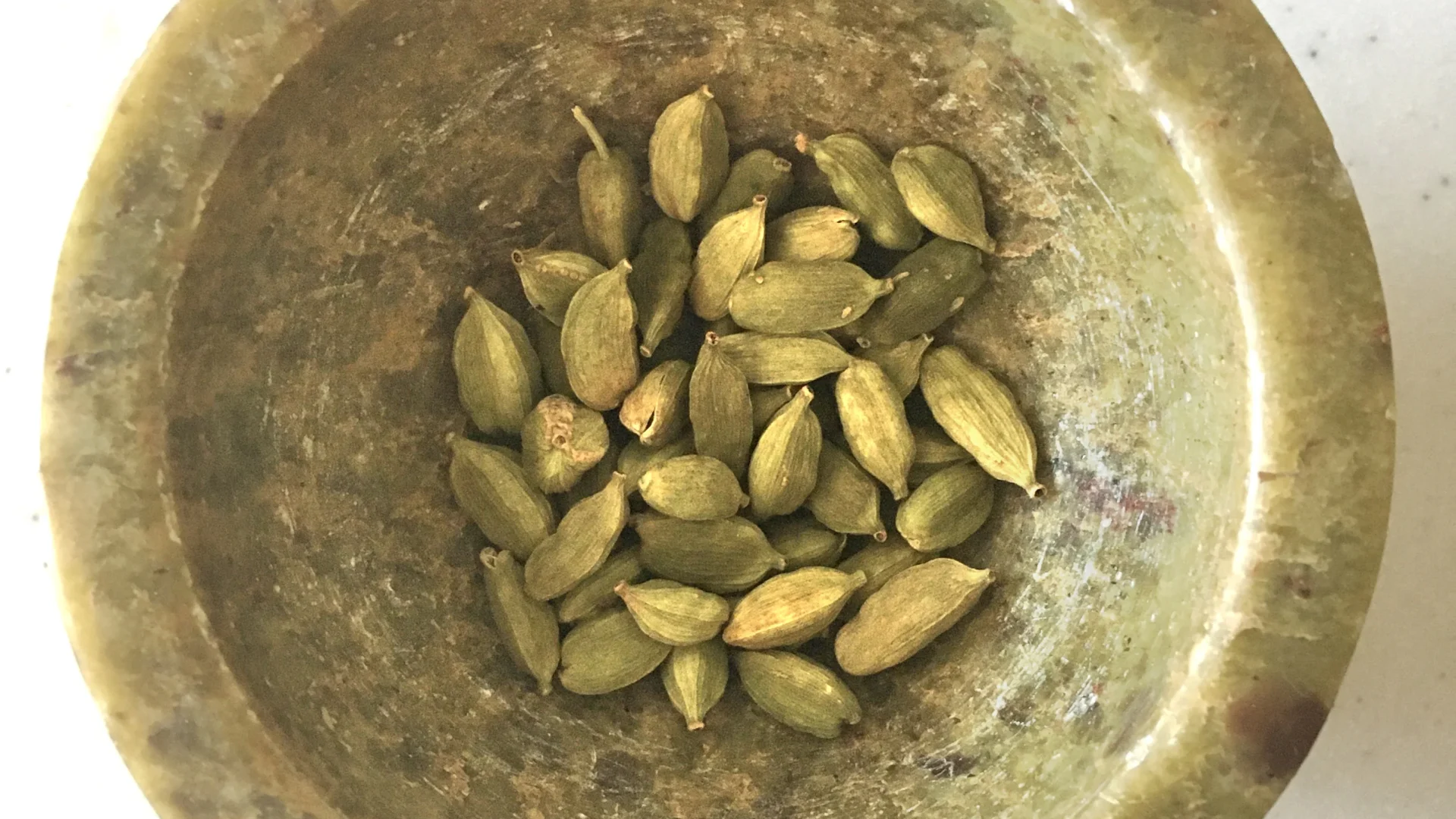 Vainas de cardamomo verde - nota de salida del perfume Santal 33 de Le Labo