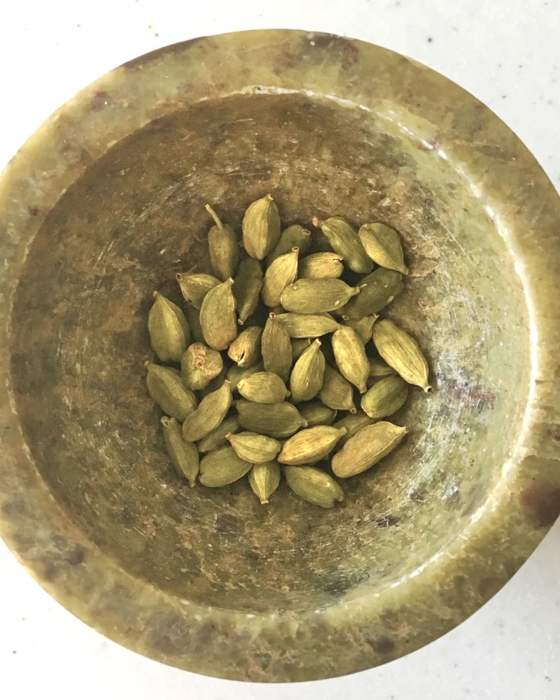 Vainas de cardamomo verde - nota de salida del perfume Santal 33 de Le Labo